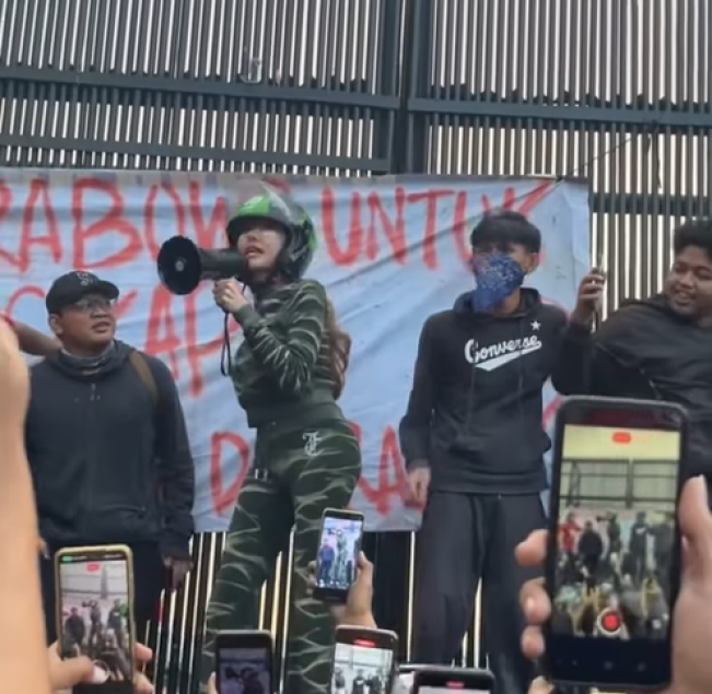 Lucinta Luna di depan para pendemo di depan DPR MPR. (Instagram)